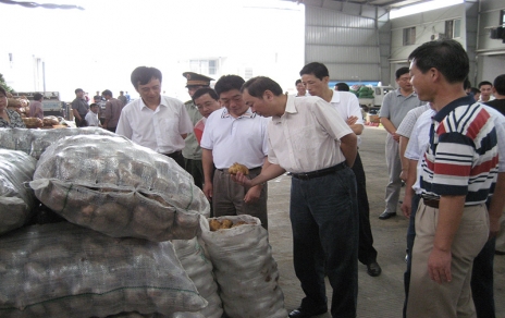 2006年9月嘉興市委書記、市人大主任黃坤明一行蒞臨蔬菜市場視察菜籃子供應(yīng)工作