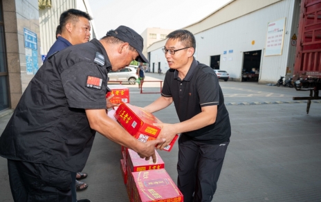 戰(zhàn)高溫、保供應(yīng)，嘉興市財(cái)貿(mào)工會(huì)主席陳云建慰問(wèn)我司基層員工
